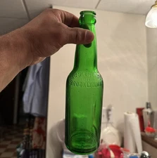 King’s Brewery Brooklyn NY Pretty Emerald Green Emb Beer Bottle Dated 1933 Nice