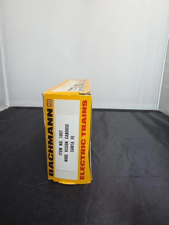 Bachmann HO Scale Rolling Stock 1057:  WIDE VISION CABOOSE SANTA FE ATSF (JX) - Image 2 of 4