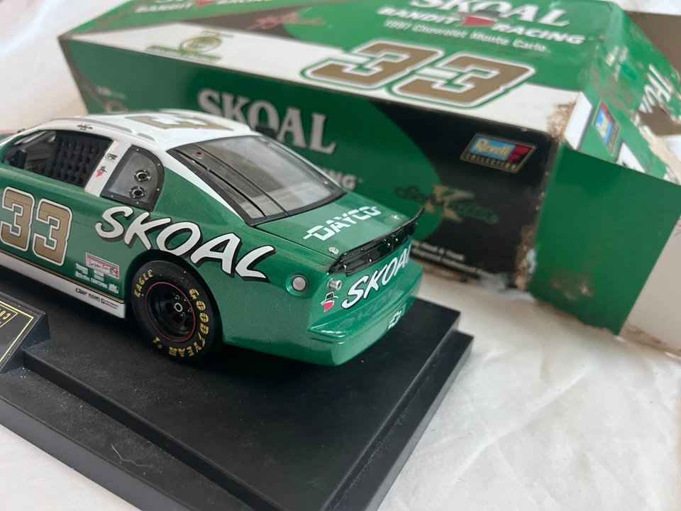 Error RARO - Ken Schrader #33 Skoal Bandit 1:18 Revell Monte Carlo con revés Foto 4 de 4