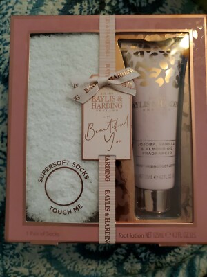 Baylis & Harding Beautiful You Jojoba Vanilla Almond Oil Foot Lotion & SocksF2
