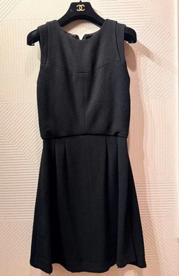Robe CHANEL taille 38 coupe classique sans manches et évasée noire avec sac à... - Photo 1/4