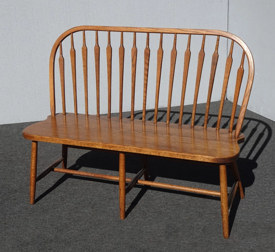 Sofá de banco vintage francés de roble Windsor con husillo trasero ~ estilo Ethan Allen Foto 4 de 4