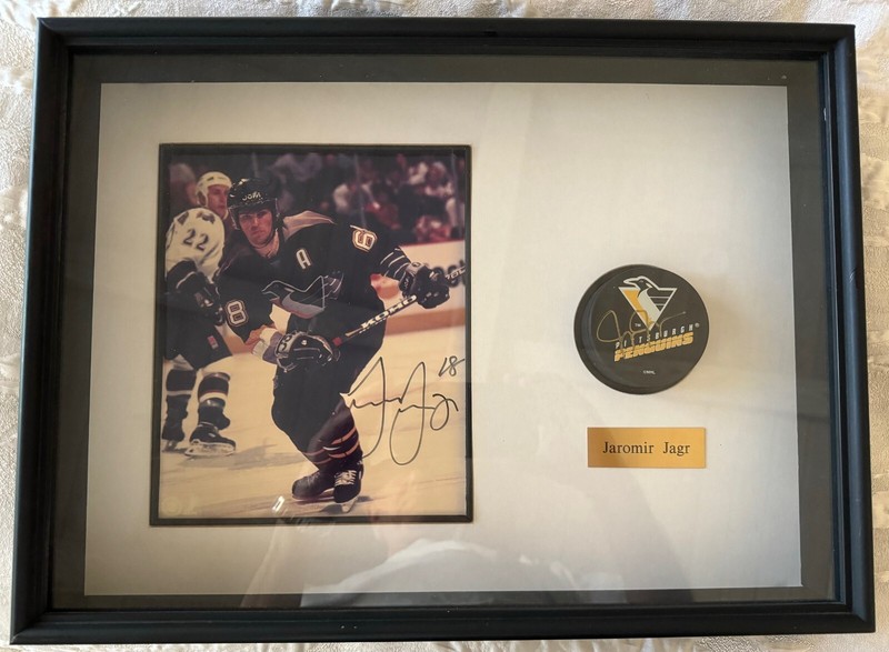JAROMIR JAGR custom framed/ personally signed 8x10 photo plus SIGNED PUCK!  