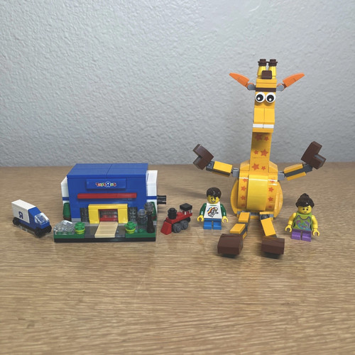 Vorgebautes LEGO Set-Bricktober Toys R Us Store mit LKW und Geoffrey & Friends - Bild 1 von 9