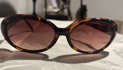 Gafas de sol de diseñador Simply Vera/Vera Wang, ovaladas, marrones buen estado Foto 1 de 4