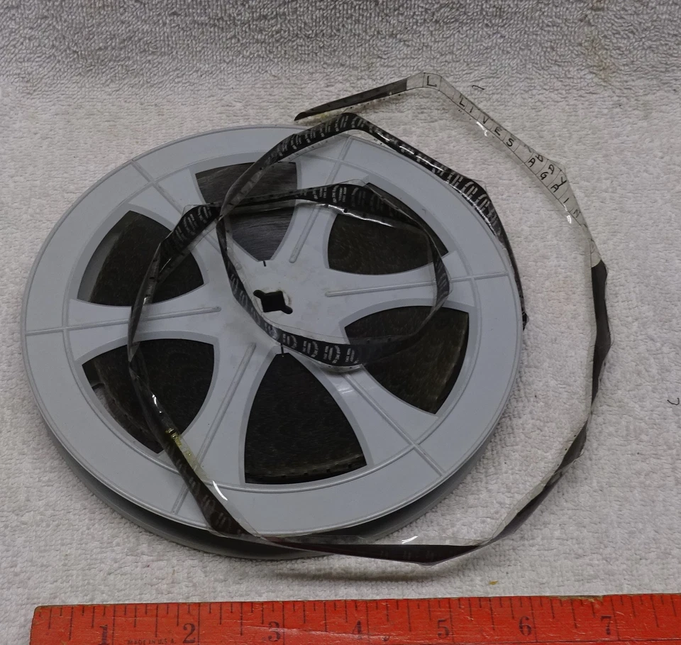** Vintage - OLD TIME MOVIES - 16mm MOVIE FILM - 7" reel - YESTERDAY LIVES AGAIN - Imagem 1 de 1