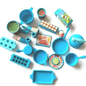 Barbie Accesorios de Cocina Sartenes de Comida Teca Huevos Bandeja de Hielo Lote de 21 Azul De Colección - Imagen 1 de 4
