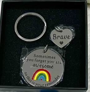 Inspirierender 1 1/4 Zoll Regenbogen Anhänger Schlüsselanhänger mit Brave Charm Perleddom - Bild 1 von 1