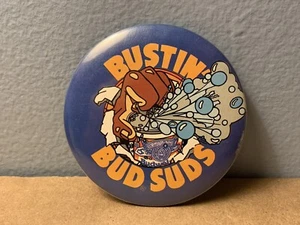 Vintage Rare Budweiser Bustin Bud Suds Pinback - Bild 1 von 2