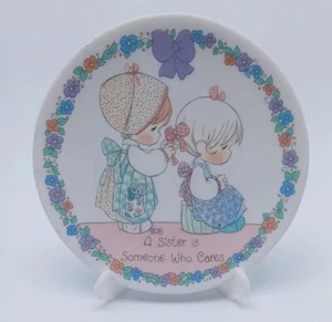 Plato pequeño Precious Moments con soporte ""A Sister is Someone Who Cares"" 4 pulgadas - Imagen 1 de 6
