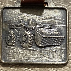 Etiqueta de equipaje de metal rara de colección Yale & Towne Mfg división troyana Batavia Nueva York - Imagen 1 de 12