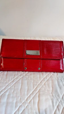 Cartera clutch Kenneth Cole Reaction roja usada Foto 1 de 4
