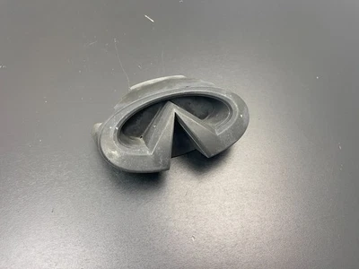 Insignia emblema parrilla delantera Infiniti M35 M45 2008-2010 pintada OEM 62890 EJ70B Foto 1 de 4