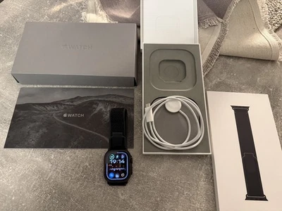 Apple Watch Ultra 2 GPS + Cellular Titanblack mit Trail Loop Armband in schwarz - Bild 1 von 4