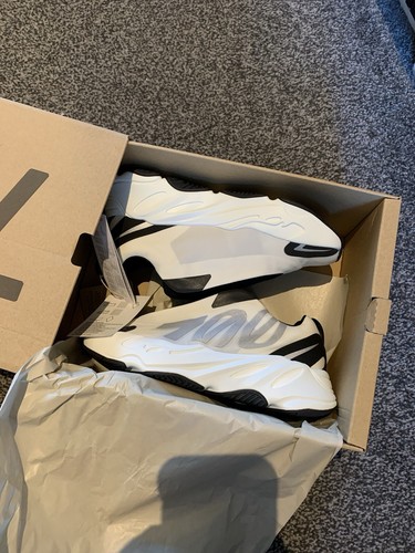 Adidas Yeezy 700 MNVN senza lacci 'Analogiche' UK4 US4.5 nuove con scatola spedizione veloce ?