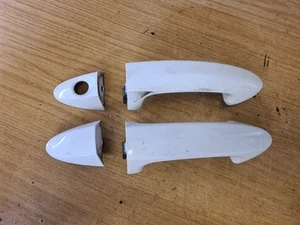 2015 FORD FIESTA ZETEC MK7 3DR EXTERIOR DOOR HANDLE PAIR + END CAP WHITE JA8 - Imagen 1 de 11