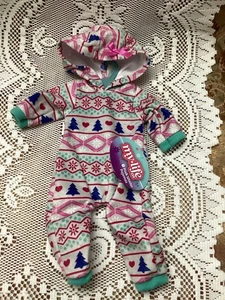 Neu mit Etikett My Life As 18" Puppe PINK WINTER HOODIE PYJAMA EINTEILER - Bild 1 von 4