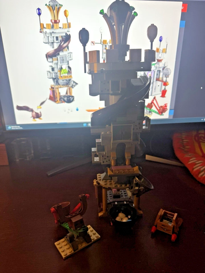 LEGO 75826 The Angry Birds Película Castillo del Rey Cerdo (SOLO Torre Principal) sin minifiguras Foto 1 de 3