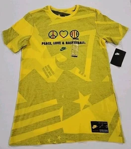 Nike NSW Peace, Love and Basketball NYC Camiseta Amarilla Para Hombre Talla S NUEVA AR0231-719 - Imagen 1 de 5