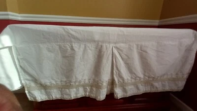 Falda Cuna Pottery Barn Niños, 100% Algodón, Blanca con Borde Dorado Decorativo Foto 1 de 4