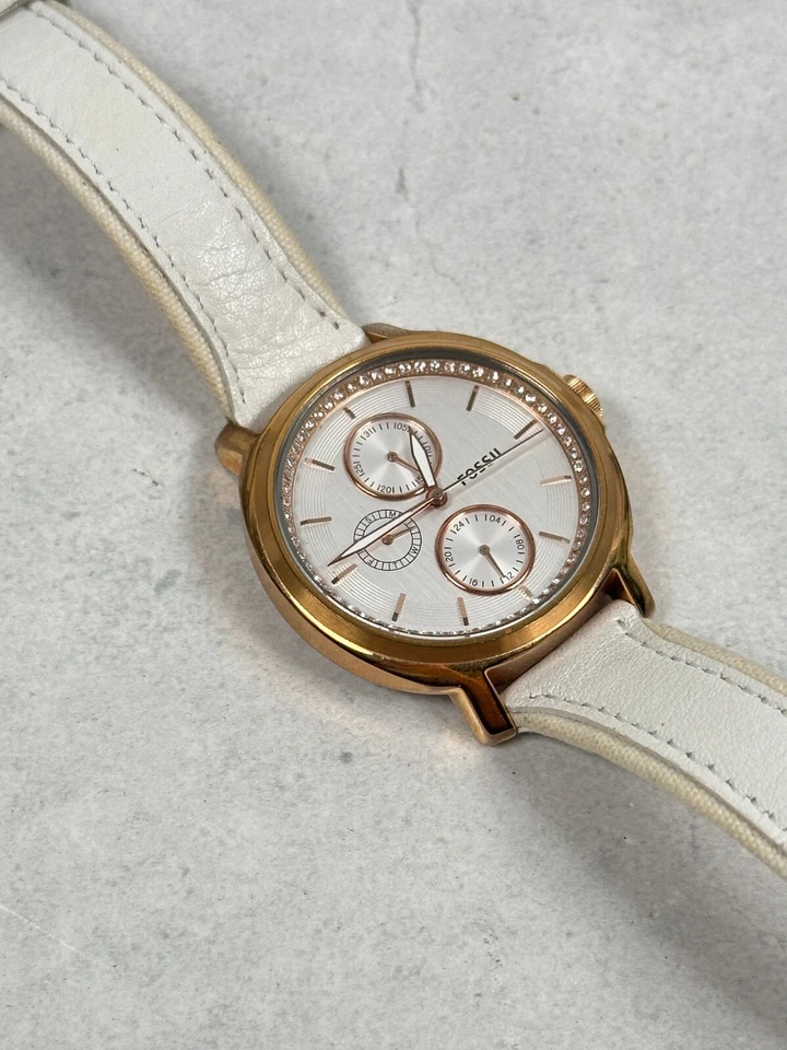 Reloj Fossil Mujer 39mm Día Fecha Chelsey Tono Dorado Banda Blanca Batería Nueva Foto 1 de 4