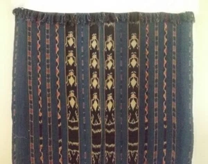 Manta de manta de tejido de tinte natural tejido a mano Ikat motivo de insectos de agua Alor Indonesia - Imagen 1 de 12