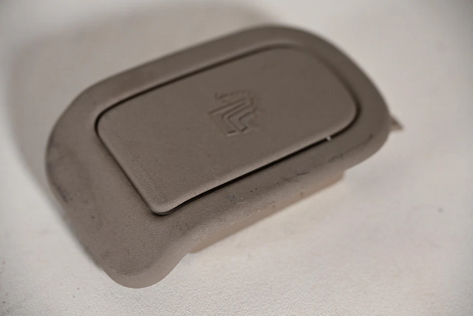 Cubierta de anclaje de asiento infantil central trasero Buick Regal/Century 97-05 marrón tostado beige Foto 1 de 2