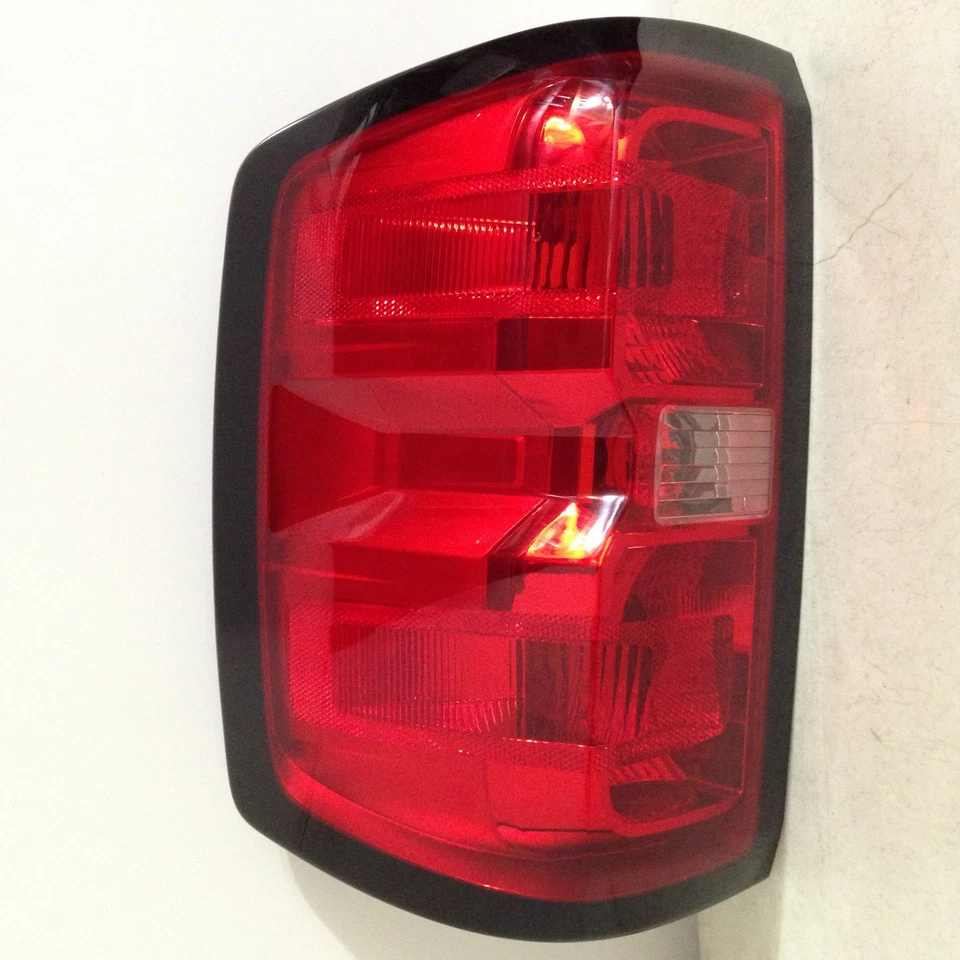 Luz trasera halógena del lado del conductor izquierdo Chevy Silverado GMC Sierra 2014-2019 OEM Foto 1 de 4