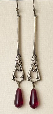 Pendientes largos de filigranas de latón Art Nouveau con gotas de vidrio checo rojo antiguo Foto 1 de 4