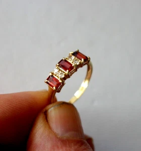 9CT SOLID YELLOW GOLD GARNET AND WHITE TOPAZ RING SIZE O IN GIFT BOX - Picture 1 of 12