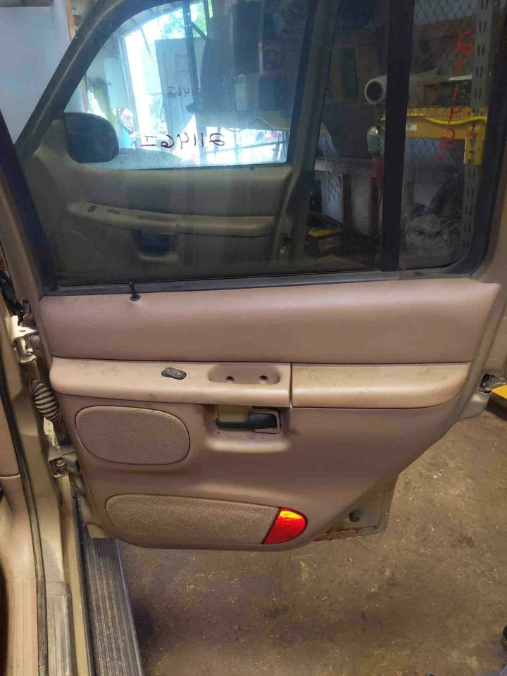 Panel de puerta trasera derecha Ford Explorer 1997-2001 bronceado con alfombra OEM XL2Z7827406BAA Foto 1 de 1