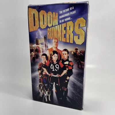 Doom Runners (VHS, 1998) Lea Moreno, Rebecca Smart, Nathan Jones, Tim Curry Foto 1 de 4