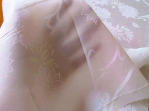 2 Stck. Sukeru Blumenmuster rosa weiß japanischer Kimono Futterstoff 100 % Seide 42 Zoll L #H39 - Bild 1 von 3