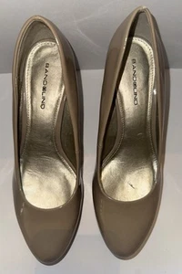BANDOLINO WOMEN'S TAN/BEIGE/NUDE HEELS ALMOND SIZE 7M BD CAPTURE PATENT LEATHER - Picture 1 of 7