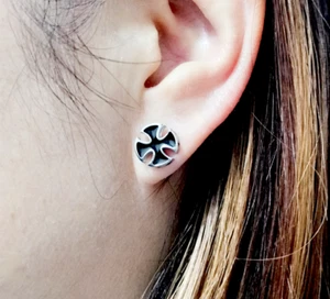 925 Silver Vintage Black and Silver Cross Stud Earrings Men Women 9mm Studs *UK* - Picture 1 of 4