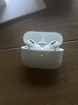 Auriculares inalámbricos Apple AirPods (3.ª generación) con estuche de carga MagSafe  Foto 1 de 3