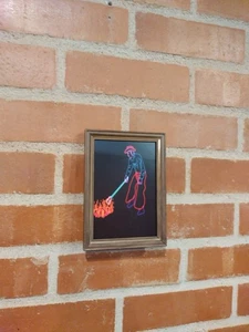 Neon Cowboy mit Branding Eisen gerahmter Kunstdruck von Neon Nicho  - Bild 1 von 1