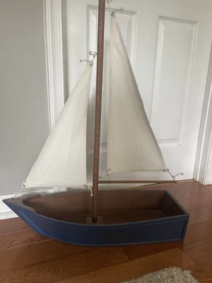 Plato de barco de playa náutico Pottery Barn velero de madera Foto 1 de 2