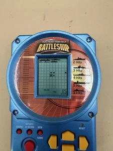 Milton Bradley 2002 Corazzata Elettronica Hand-Held Testata Funzionante MB  - Foto 1 di 4