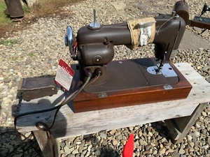 Montgomery Ward Model 30 Streamliner Electric sewing machine With Style 7 Pedal - Picture 1 of 11
