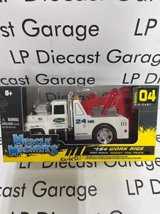 MAISTO Muscle Machines 1980 Mack R685ST Doug's Tow Truck White Work Rigs 1:64 Di - Picture 1 of 1
