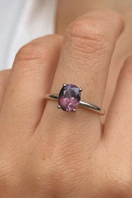 Кольцо ручной работы из белого золота 14 карат с натуральным турмалином — минималистский дизайн-солитер - Изображение 1 из 4