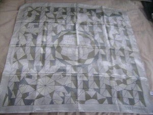 Superbe carré Guy Laroche à motifs géométriques mesurant 76 cm X 78 cm - Imagen 1 de 2