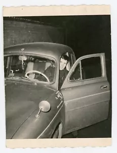 PHOTO SNAPSHOT c.1960, une RENAULT avec les sigles FERRARI homme à la portière - Imagen 1 de 2
