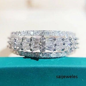 Anillo de boda para mujer baguette de 3 quilates y diamantes de corte redondo acabado oro blanco 14 K - Imagen 1 de 5
