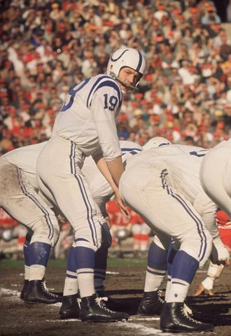 Poster - Johnny Unitas getting the snap Vintage Football Photo, 3 Sizes Cover