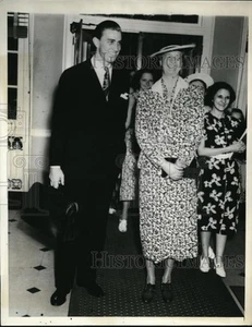 Foto de prensa 1938 Franklin Roosevelt Jr. y la señora Roosevelt primera dama en Filadelfia - Imagen 1 de 2