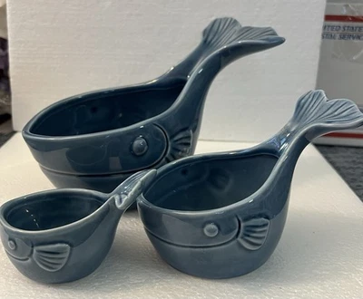 Grasslands Road 沿海蓝色雕刻陶瓷鲸鱼碗量杯套装 3 — 第 1/4 张图片