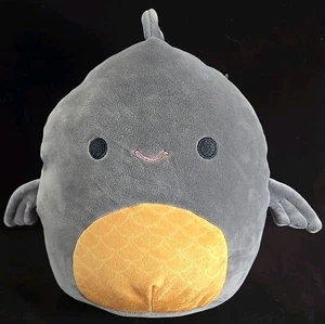 Peluche Squishmallows Khalil The Black & Gold Karasu Koi Fish 10" Sealife Kawaii - Foto 1 di 7