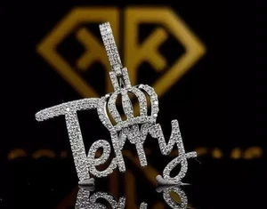 Colgante con nombre personalizado de corte redondo de 2,2 quilates enchapado en oro blanco de 14 quilates en plata - Imagen 1 de 4